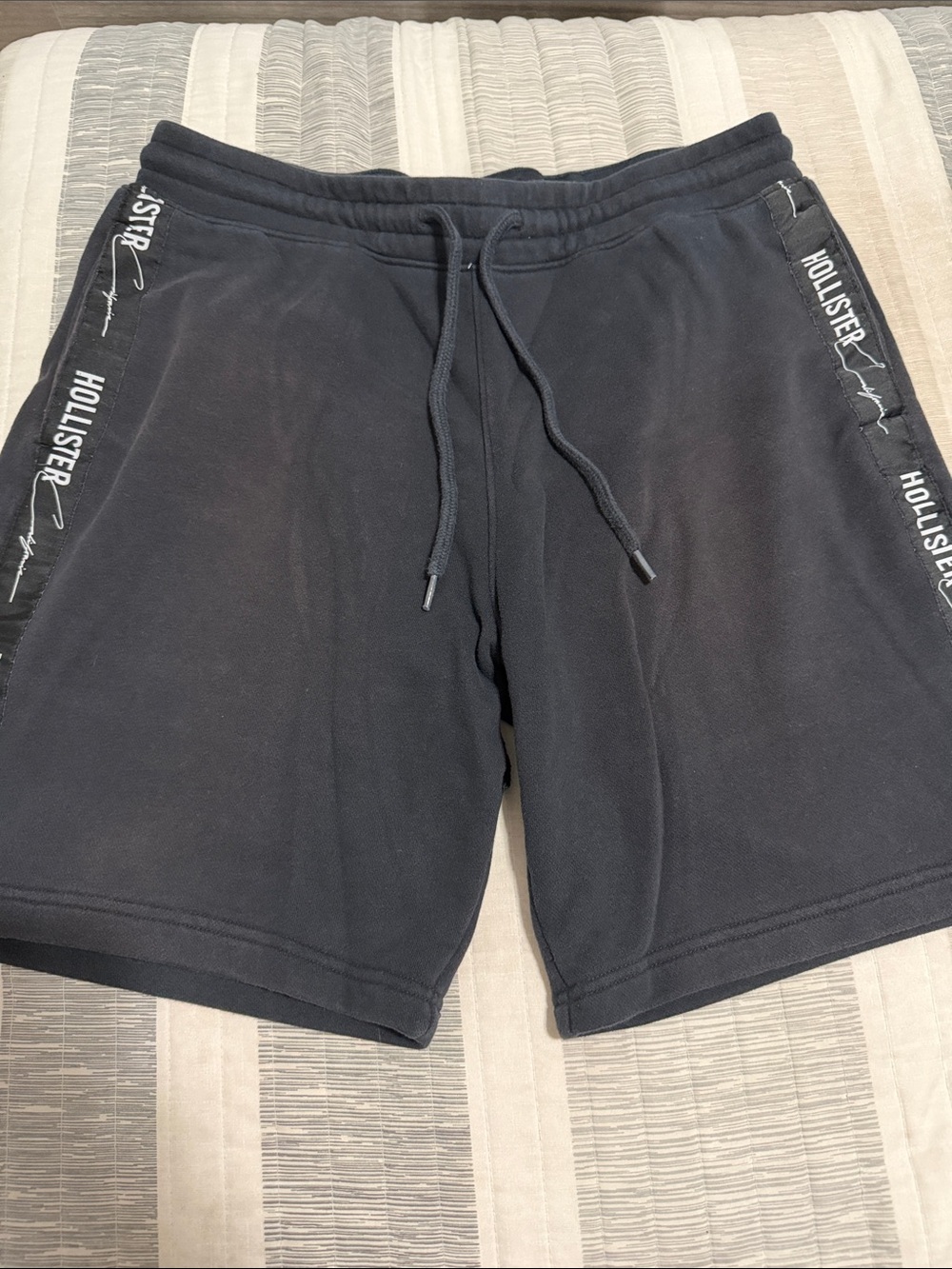 Hollister Men's Black Logo-Trim Athletic Shorts